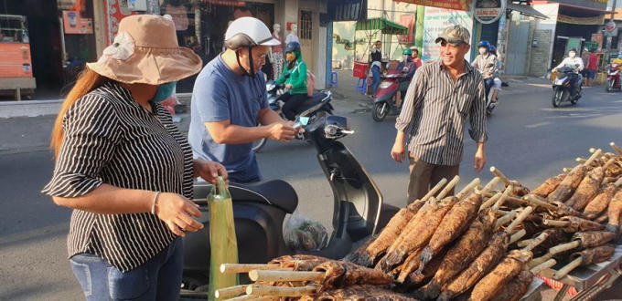 Khi mua cá lóc nướng, người mua được tặng kèm rau sống, bánh tráng...