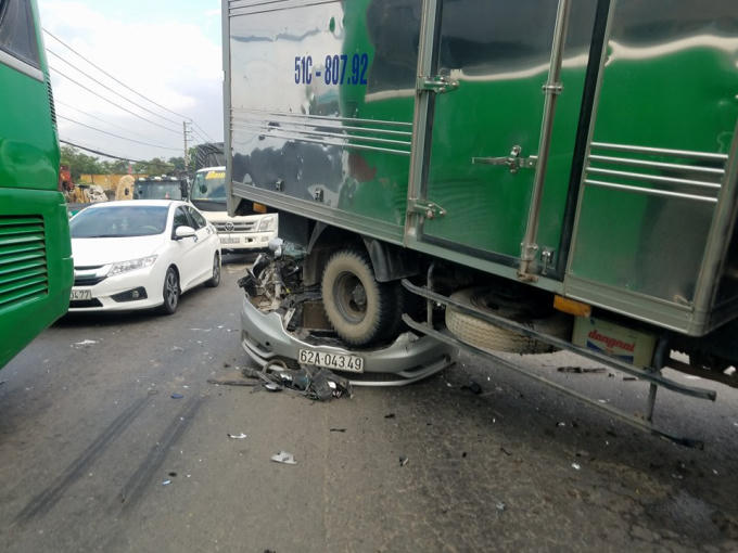 "Xế hộp" bẹp dúm dưới bánh xe tải.