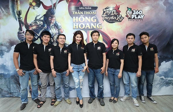 Diễm My vui vẻ bên những đồng nghiệp mới. Ảnh: internet.