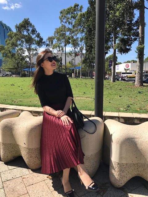 Trong tiết trời se lạnh của Úc, nữ ca sĩ mặc đầm dài màu đỏ đun kết hợp áo thun và áo khoác màu đen dịu dàng, nữ tính. Giang Hồng Ngọc chuộng phong cách thời trang nữ tính, thanh lịch.