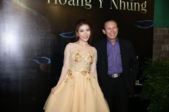 Nhạc sĩ Thế Hiển cũng có mặt để chúc mừng cho Hoàng Y Nhung