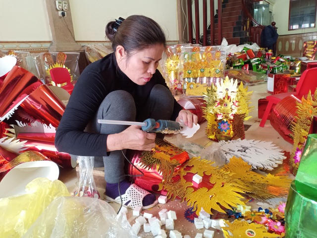 Hộ sản xuất nhà ông Đồng chuyên làm sản phẩm ông Công, ông Táo.