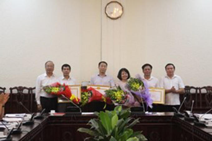 Bí thư Đảng bộ, Thứ trưởng Bộ Tư Pháp Phan Chí Hiếu trao Bằng khen của Đảng ủy Khối cho các đảng viên xuất sắc 5 năm liền