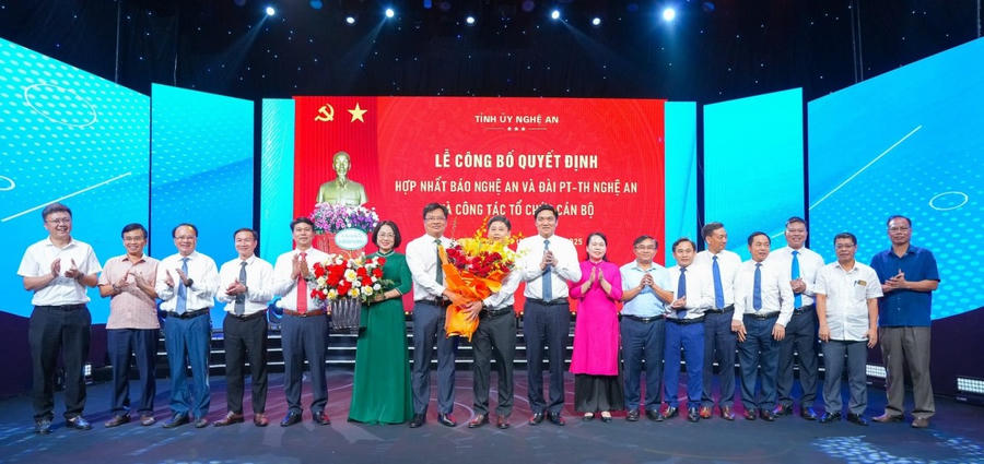 Lãnh đạo tỉnh, các ban Đảng, sở, ngành tỉnh Nghệ An tặng hoa chúc mừng các đồng chí trong Ban Biên tập Báo và Đài Phát thanh - Truyền hình Nghệ An.