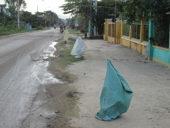 Nhiều người dân sáng kiến đặt các trụ bê tông để xe tải không đi vào phần đường sát nhà mình.