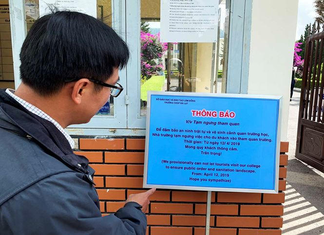 Bảng thông báo tạm ngưng cho khách tham quan trước cổng trường
