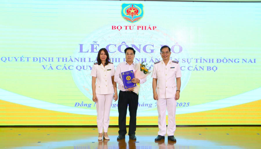 Trao Quyết định nghỉ hưu cho ông Nguyễn Ngọc Cưỡng - nguyên Chánh Văn phòng Cục THADS Đồng Nai (cũ)