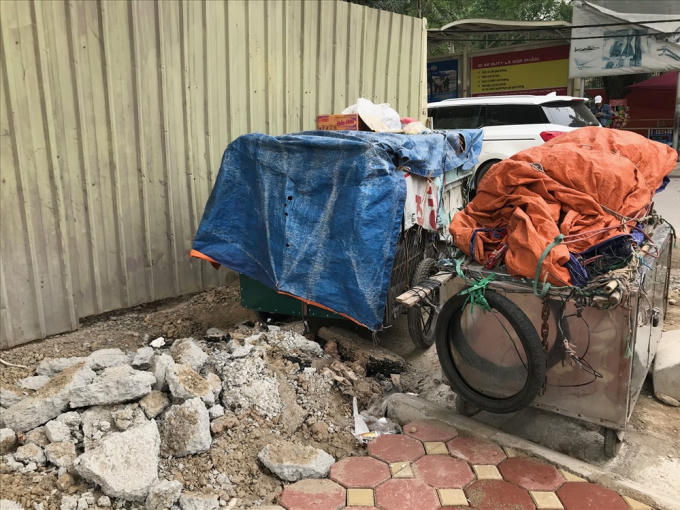 Xe chứa dây điện, vật liệu xây dựng bị xếp ngay dưới lòng đường, ảnh hưởng đến người tham gia giao thông.