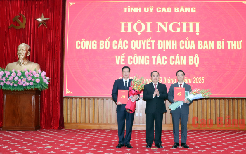 Bí thư Tỉnh ủy Quản Minh Cường trao Quyết định của Ban Bí thư cho các ông Phó Bí thư Tỉnh ủy: Vũ Hồng Quang và Lê Hải Hòa (phải). Ảnh: Báo Cao Bằng.