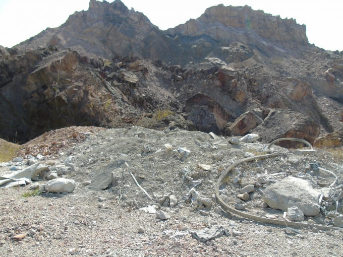 Địa điểm người dân phát hiện các xe tải của doanh nghiệp đổ phế thải xi măng chưa bị lấp.