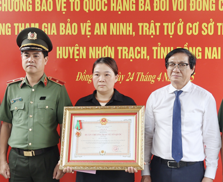 Truy tặng Huân chương Bảo vệ Tổ quốc hạng Ba cho anh Huỳnh Trí Phúc. Ảnh: Xuân Mai