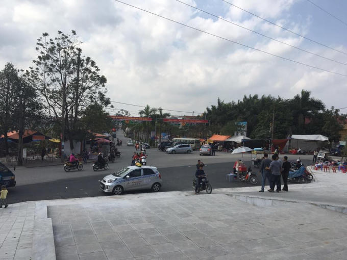 Xe máy leo lên cổng chào hội Lim.