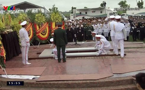 Đ&ocirc;̣i nghi l&ecirc;̃ đang đắp m&ocirc;̣ Chủ tịch nước Tr&acirc;̀n Đại Quang. (Ảnh VOV)