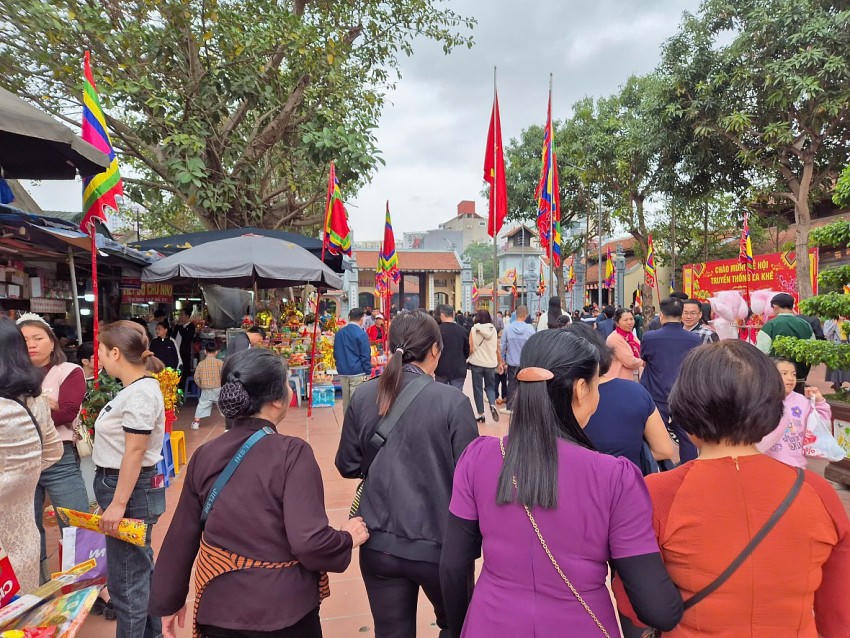 Hàng nghìn người đổ về làm lễ cầu tài, cầu lộc ngay từ sáng sớm.