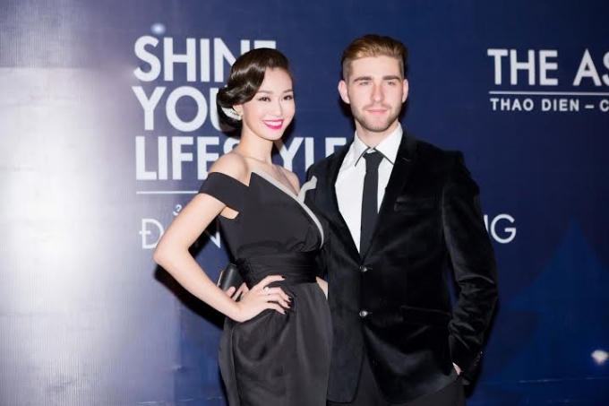 Khánh My rạng rỡ trước dàn đám đông