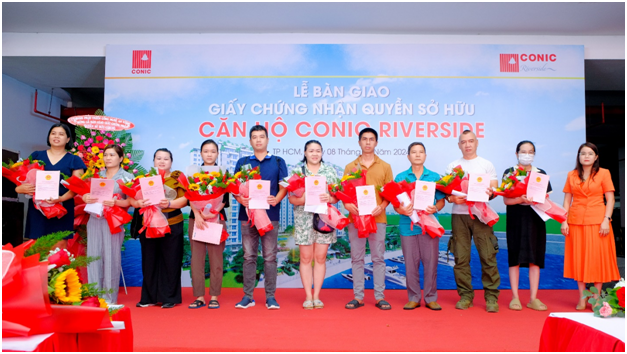 Khách hàng nhận sổ.