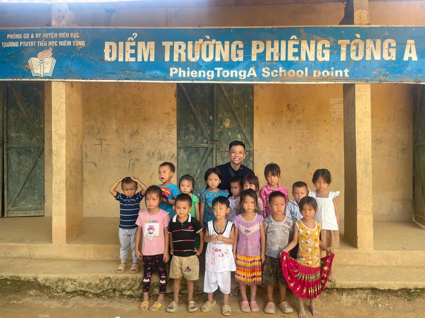 Duy Anh đến với trẻ em ở Điểm trường Phiêng Tòng A