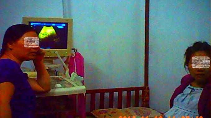 Bà bầu (bên phải) và Loan.