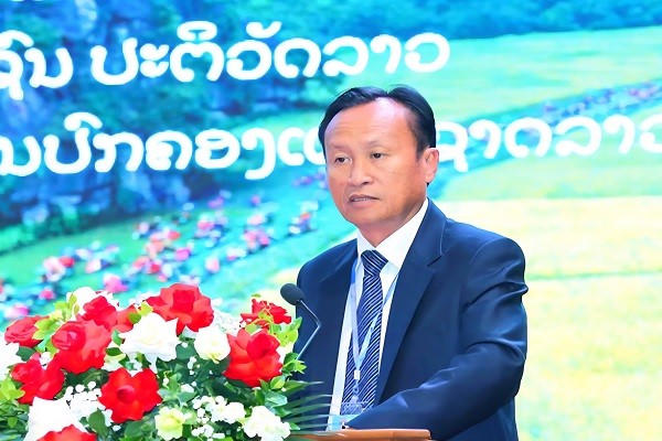 PGS. Phu- vông Ủn- khăm- sẻn, Ủy viên Trung ương Đảng Nhân dân cách mạng Lào, Giám đốc Học viện Chính trị Hành chính Quốc gia Lào, phát biểu tại hội thảo.