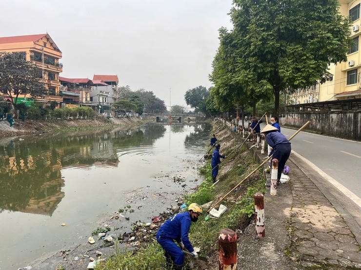 Các lực lượng tham gia thu gom rác thải hai bờ sông Pheo.