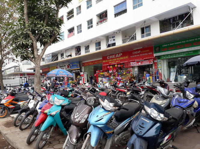 Các bãi xe tràn lan trên vỉa hè - Ảnh: QUANG THẾ