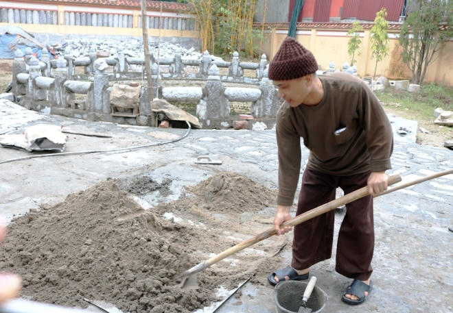 Thầy Thắng quyết định xin lại những vật dụng bằng đá. Những cái ở gần, sư thầy tự chở bằng xe đạp; những cái ở xa thì gom lại rồi thuê ôtô chở về. Sau hơn 20 năm chở đá về chùa, sư thầy gom được khoảng 2.000 đồ vật các loại.   “Thấy tôi chở đá về chất đống trong góc vườn chùa, không ít người dân ngạc nhiên, gọi tôi là nhà sư khùng… Khi hiểu tâm nguyện của tôi muốn xây dựng bảo tàng bằng đá, mọi người rất quý, sẵn sàng giúp đỡ trong việc vận chuyển đồ”, nhà sư nói.
