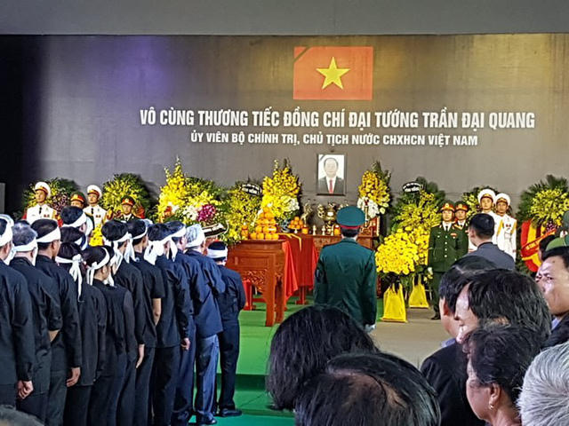 Đại gia tộc nội ngoại v&agrave;o viếng v&agrave; d&agrave;nh một ph&uacute;t mặc niệm, tiễn biệt Chủ tịch nước.