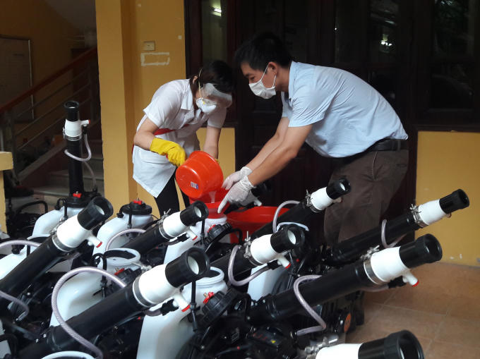 Theo ghi nhận của PV, ngay từ 6h sáng các lực lượng chức năng cũng như máy phun hóa chất đã được tập kết đầy đủ tại trụ sở UBND phường Láng Thượng để sẵn sàng tiến hành việc chia tổ thực hiện việc phun hóa chất phòng, chống sốt xuất huyết.