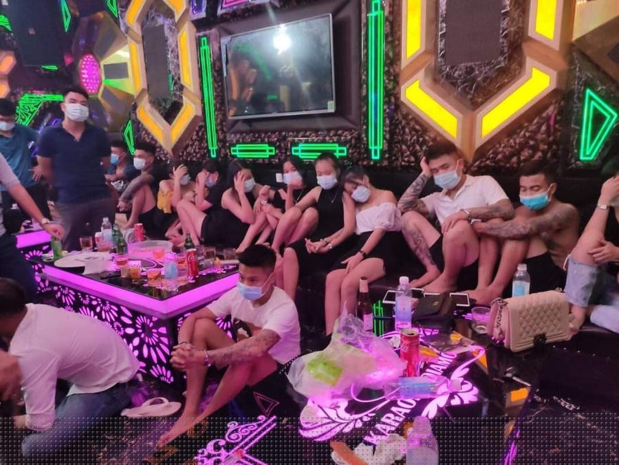 30 đối tượng tụ tập sử dụng ma túy trong quán karaoke. (Ảnh: Công an tỉnh Phú Thọ)