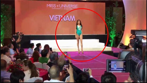 L&ecirc;̣ Hằng su&yacute;t ng&atilde; khi thi áo tắm ở Miss Universe
