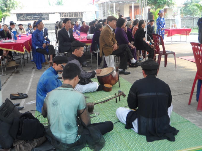 Người dân cùng nhau cầu cho năm mới an lành.