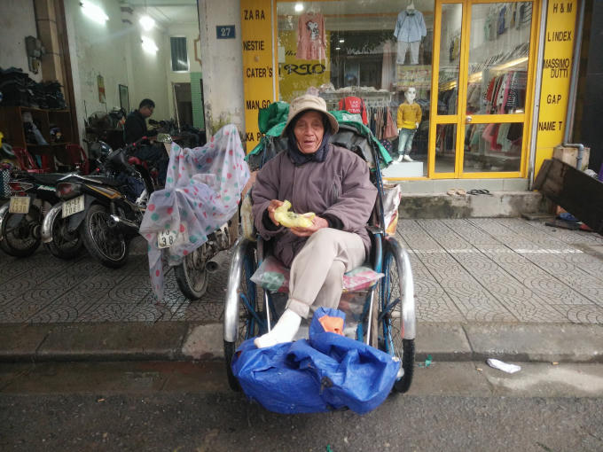 Bác xích lô ăn vội cho xong bữa. (Ảnh: Như Quỳnh)