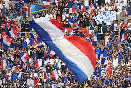 Lá quốc kỳ Pháp cỡ lớn được các CĐV đội nhà giăng lên khán đài cùng những lời hô vang cổ vũ cho
