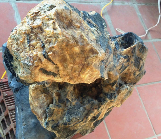 Hòn đá có màu sắc tự nhiên.