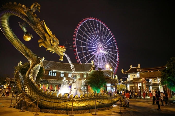 Thuyền rồng và vòng quay Sun Wheel tại Asia Park.
