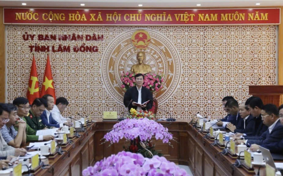UBND tỉnh Lâm Đồng tổ chức họp trực tiếp và trực tuyến bàn, chỉ đạo và thống nhất các phương án hỗ trợ người dân bị bão hu gây hư hại nhà cửa. Ảnh: K.L