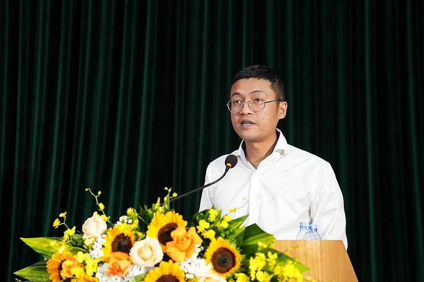 Phó Bí thư Đảng ủy, Phó Tổng Biên tập Báo PLVN Hà Ánh Bình trình bày báo cáo thẩm tra tư cách đại biểu. (Ảnh: Hương Giang)