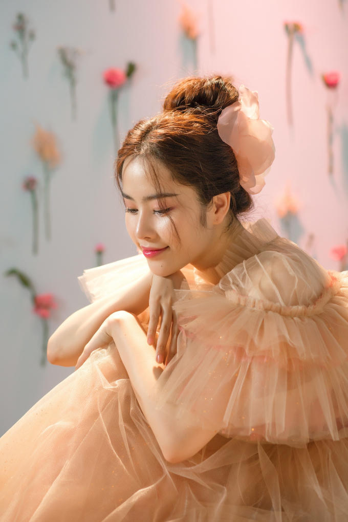 Nam Em đẹp “không góc chết” trong MV mới mở màn loạt dự án âm nhạc 2018