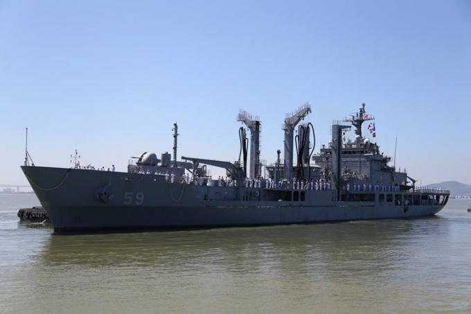 Tàu hậu cần ROKS HWACHEON (AOE-59) cũng là tàu khu trục hô hiệu HLFL có chiều dài 134 m, chiều rộng 18 m, chiều cao 36,5 m, độ sâu an toàn 8,5 m, dãn nước 9.132 tấn, biên chế 289 người do  lee Yong Oh làm thuyền trưởng. Tàu hậu cần thuộc lớp Cheonji của Hải quân Hàn Quốc với khả năng cung cấp nhiên liệu, lương thực và các hoạt động cứu hộ cho lực lượng tác chiến trên biển.