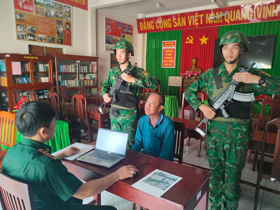 Đối tượng Lê Văn Phúc đang làm việc với cán bộ đồn Biên phòng cửa khẩu Long Bình