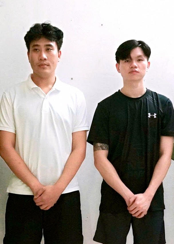 Hai đối tượng bị xử phạt hành chính về hành vi “qua lại biên giới quốc gia mà không làm thủ tục nhập cảnh theo quy định của pháp luật”. Ảnh: Luận Quân Phương