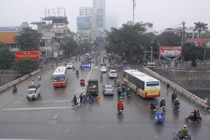 Từ tr&ecirc;n cầu nh&igrave;n xuống đường Xu&acirc;n Thủy