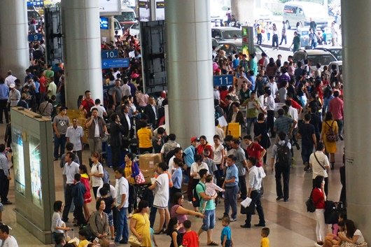 Bộ trưởng GTVT cho biết, sẽ nâng công suất sân bay Tân Sơn Nhất lên 45 -50 triệu khách/năm để chống quá tải.