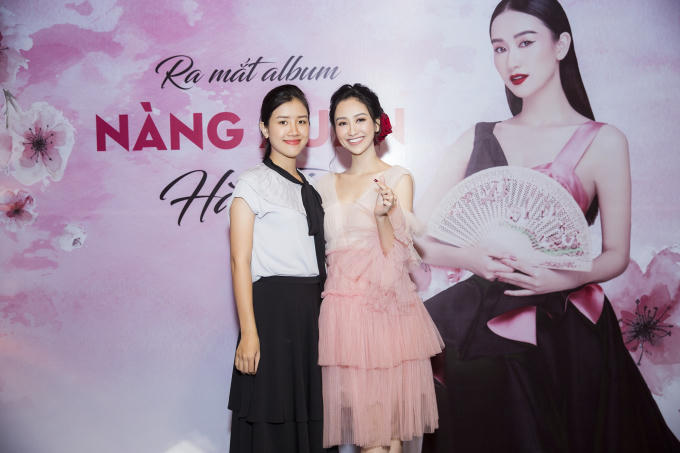 Em gái đến chúc mừng Hà Thu.