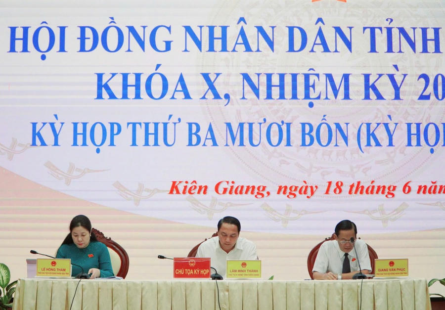 Ban chủ tọa kỳ họp chuyên đề thứ 34 của HĐND tỉnh Kiên Giang