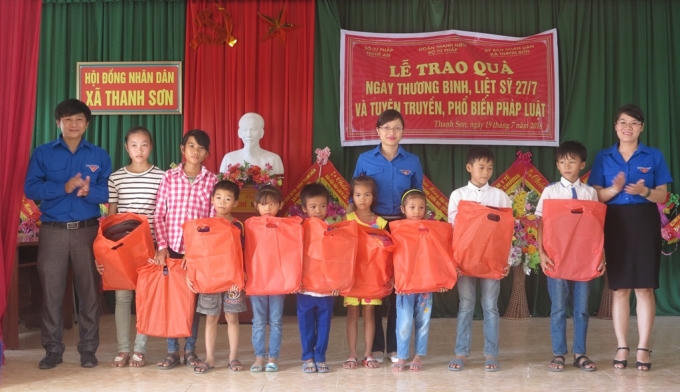 Cán bộ đoàn Sở Tư pháp Nghệ An tặng quà cho các học sinh có hoàn cảnh đặc biệt khó khăn vươn lên trong học tập trên địa bàn xã Thanh Sơn.