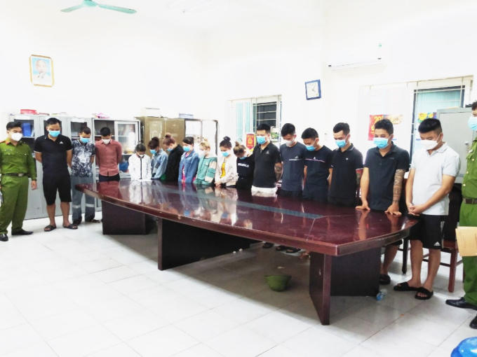 Các đối tượng tại cơ quan công an.