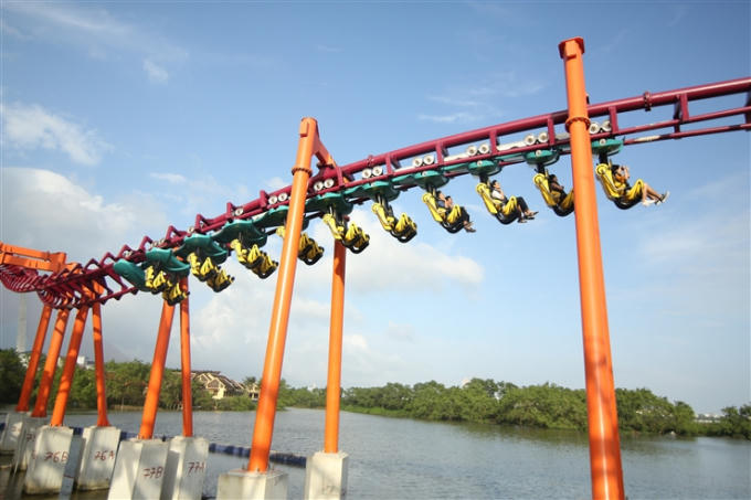 Queen Cobra là tàu lượn thứ 3 mang thương hiệu hãng Vekoma mà Asia Park đang sở hữu, bên cạnh Port of Sky Treasure và Garuda Valley. Tuy nhiên, đây là trò chơi hiện đại hơn cả, cũng đồng thời là trò chơi lớn nhất của Asia Park tính đến thời điểm này. Queen Cobra cũng nâng tổng trò chơi ngoài trời tại Asia Park lên con số 20. 