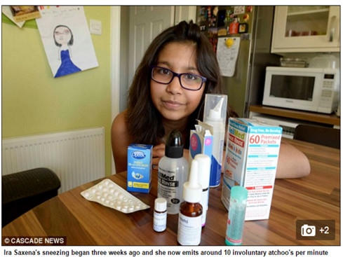 Bé Ira Saxena bị hắt hơi liên tục mà không rõ nguyên nhân - Ảnh chụp màn hình Daily Mail