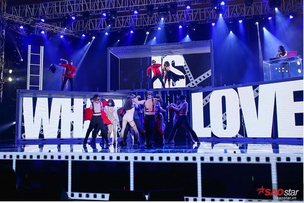 Màn xé áo ở ca khúc What is love được làm mới lại khiến khán giả không ngừng nhún nhảy